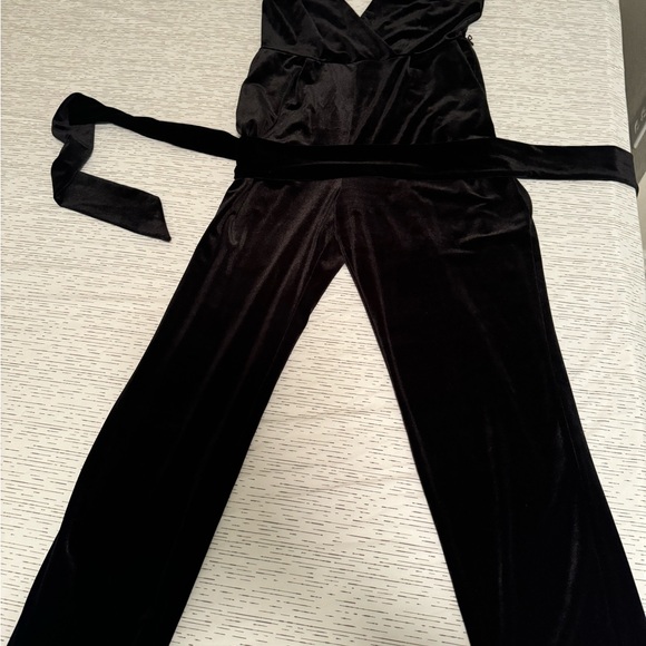 Black velvet Romper - Picture 2 of 4